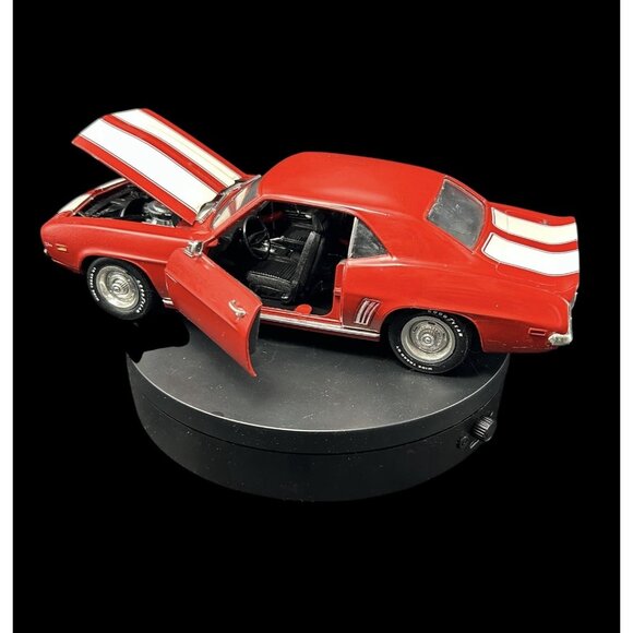 1969 Red & White Stripes Camaro Z/28 1993 ERTL American Muscle : 1/18 Diecast - Picture 4 of 14